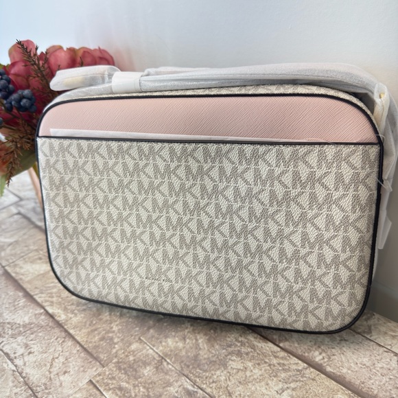 New MICHAEL KORS OUTLET
Jet Set Large Logo Crossbody Bag - Picture 6 of 11